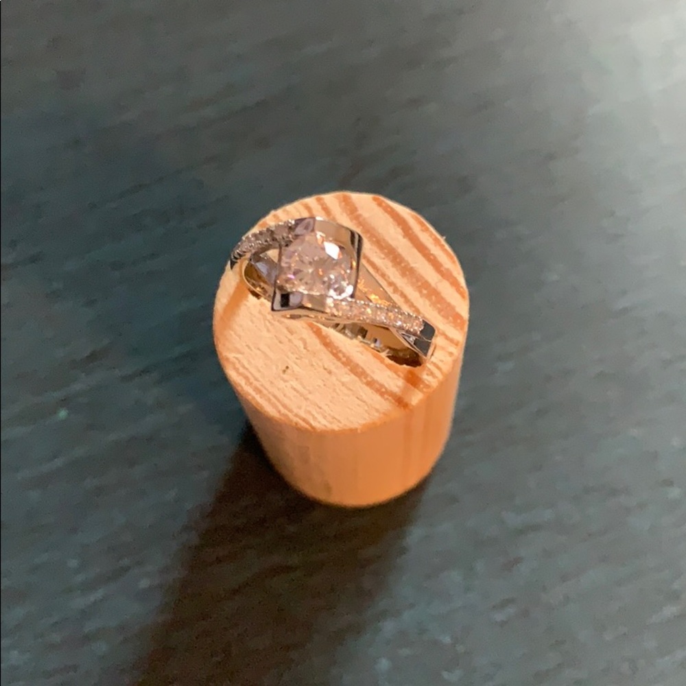 Size 6 Women’s Fashion Ring Silver tone Rhinestone